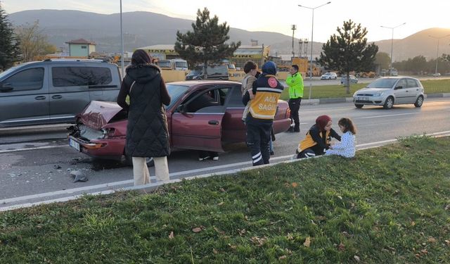 Hızını ayarlayamadı, önündeki araca arkadan çarptı: 1'i bebek 3 yaralı!