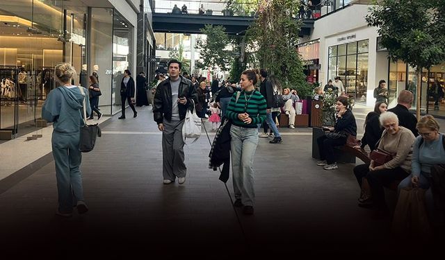 İzmir'de 'Efsane Cuma' çılgınlığı: Mağazalar doldu taştı!