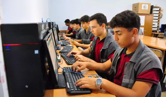 Lise öğrencileri hem kazanıyor hem kazandırıyor