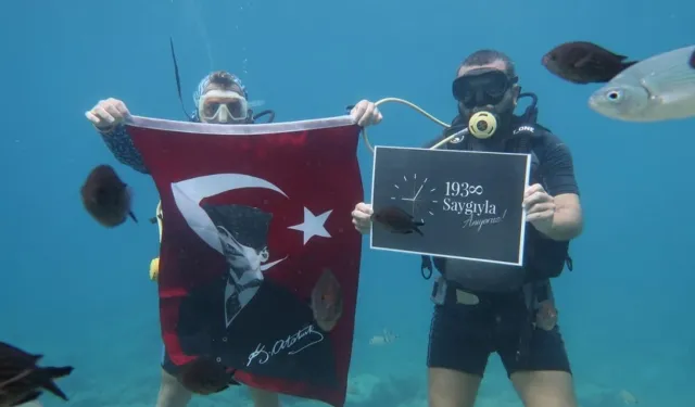 Muğla'da dalgıç polisler Atatürk'ü gölün altında andı