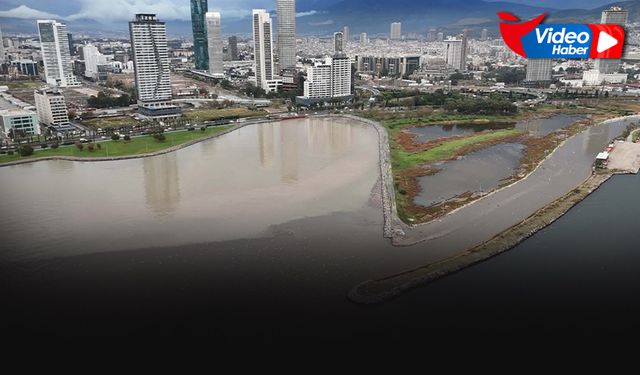 İzmir'i sağanak vurdu... Körfezin rengi değişti!