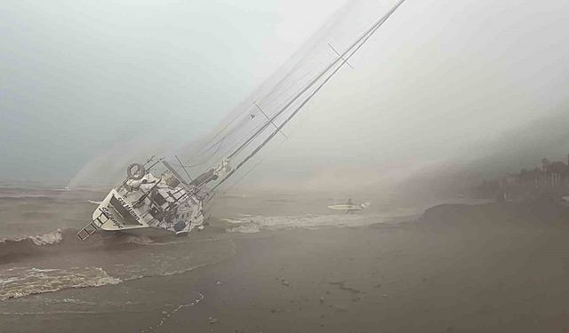 Sağanak ve fırtına etkili oldu: Tekneler karaya vurdu!