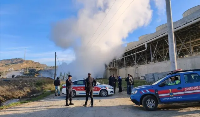 Sıcak su boru hattı patladı: Yol trafiğe kapandı!