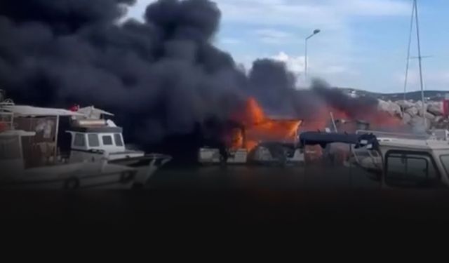 Çeşme'de yangın faciası... 3 tekne ve bekçi kulübesi kül oldu!