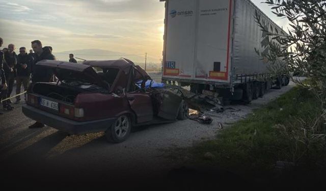 Park halindeki tıra ok gibi saplandı... Otomobilin sürücüsü öldü!