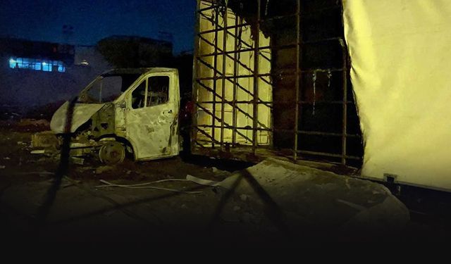 Atık yığınında çıkan yangın kamyonete sıçradı... Kullanılamaz hale geldi!