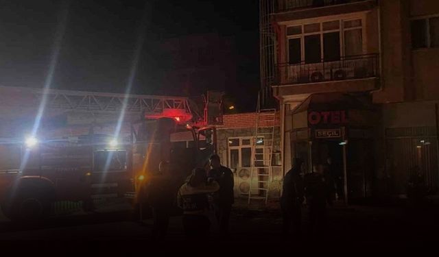 5 katlı otelde korkutan yangın: Tahliye edildi!