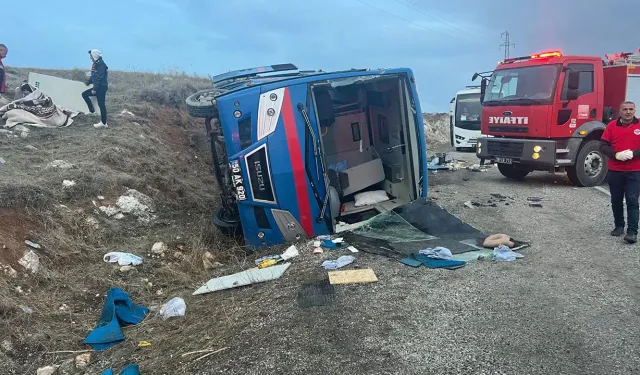 Sivas'ta cezaevi aracı devrildi