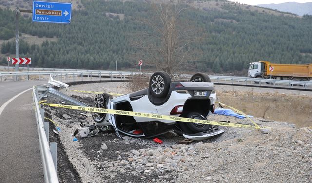 Denizli'de devrilen otomobilin sürücüsü öldü