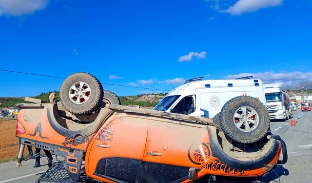 Denizli'de devrilen pikaptaki 2 kişi yaralandı