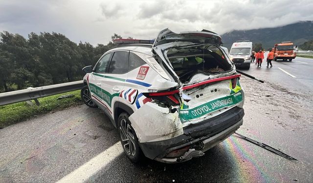 İzmir'de zincirleme trafik kazasında 2'si jandarma 4 kişi yaralandı