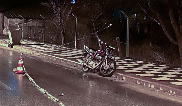 Motosiklet çöp konteynerine çarptı: 1 ölü, 1 yaralı!
