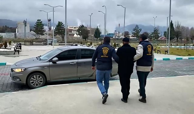 Umreye götürme vaadiyle dolandırdı: Parayı kumarda kaybetti!