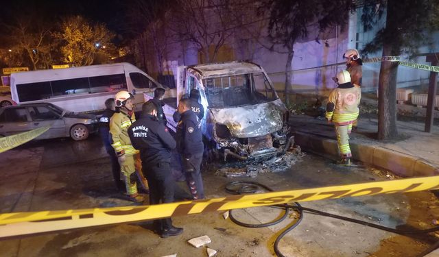 Manisa'da evsiz şahıs girdiği hurda araçta yanarak can verdi