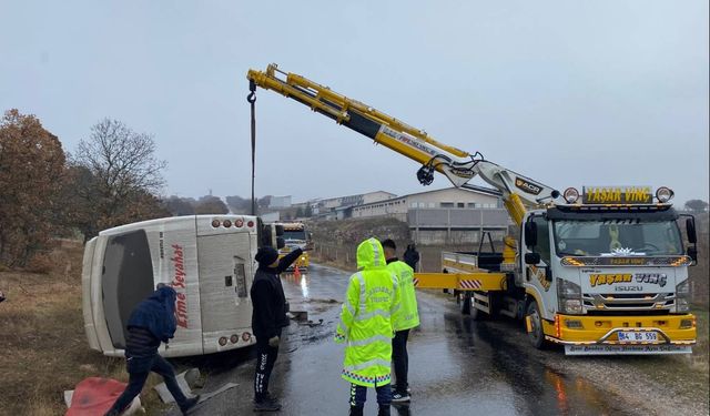 Kontrolden çıkan midibüs devrildi: 5 kişi hastanelik!