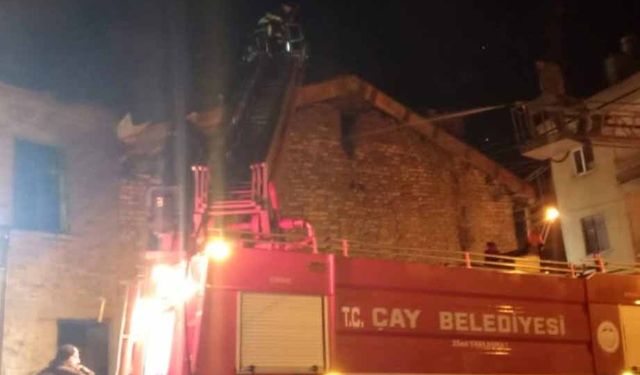 2 katlı binada korkutan yangın: 3 saatlik çalışmayla söndürüldü!