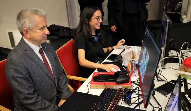 İEÜ'de 24 saatlik oyun maratonu; 77 liseli genç, en iyi oyunu geliştirmek için mücadele etti