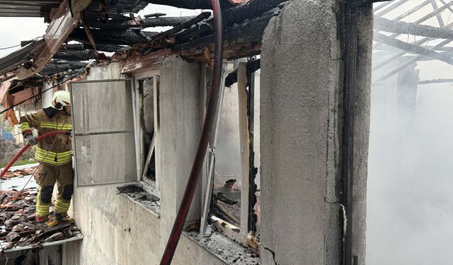 Kula'da 2 katlı ev yandı