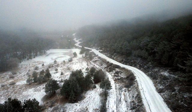 Manisa'da seyirlik kar manzarası