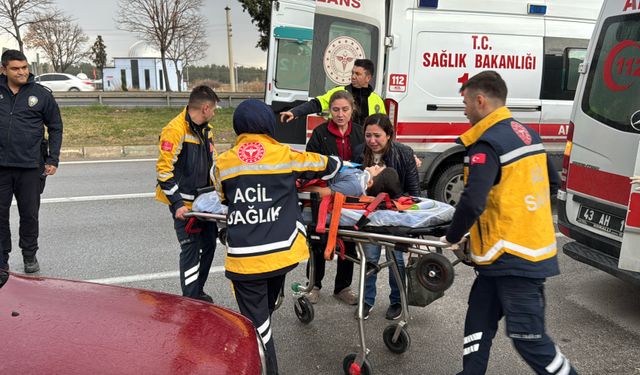 Otomobil park halindeki TIR'a çarptı: 2'si çocuk, 3 yaralı