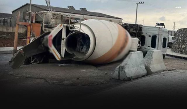 Kontrolden çıkan beton mikseri devrildi... Sürücü hayatını kaybetti!