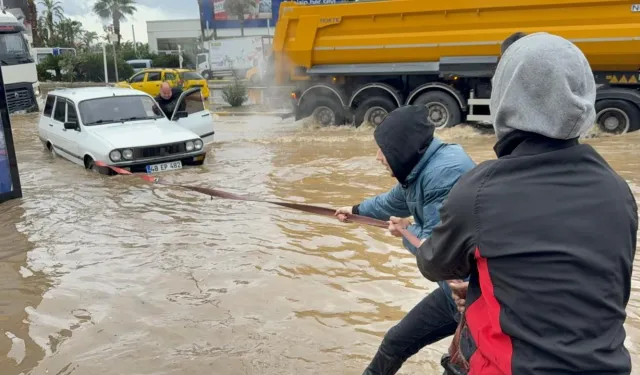Bodrum'u sağanak vurdu: Sokaklar göle döndü, araçlar yolda kaldı!
