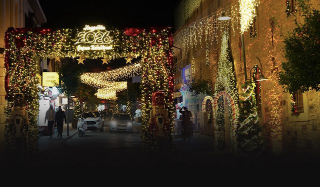 Çeşme’de meydanlar ve sokaklar yeni yıl için hazırlanıyor