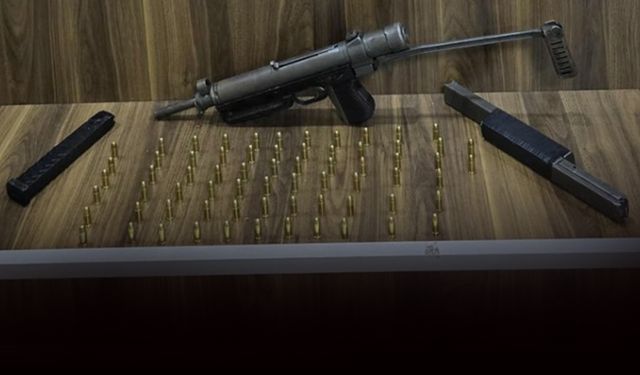 'Dur' ihtarına uymayıp kaçtılar: Üzerlerinden uzun namlulu silah çıktı