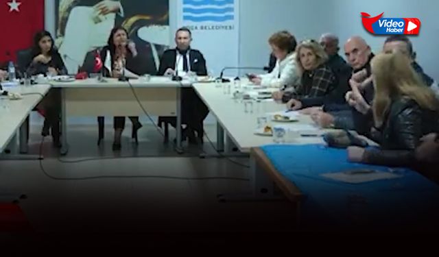 Foça Belediyesi Meclisi'nde CHP'li başkana 'satış' çıkışı: CHP'li üye masayı yumrukladı!