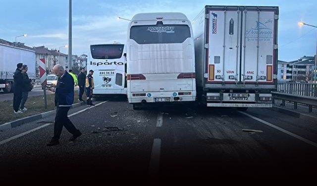 İşçi servisi önce otobüse sonra TIR'a çarptı: 3 kişi yaralandı!