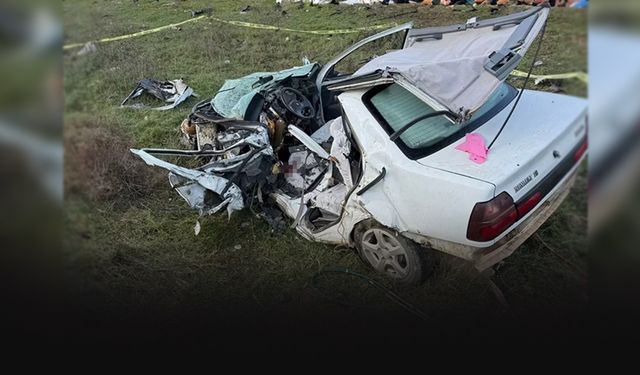 İzmir'de ölümlü kaza... Hurdaya dönen araçtan sürücü kurtarılamadı