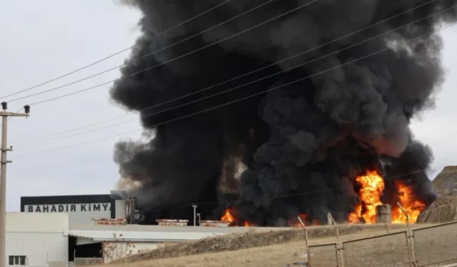Kimya fabrikasında yangın: Patlama sesleri duyuluyor!