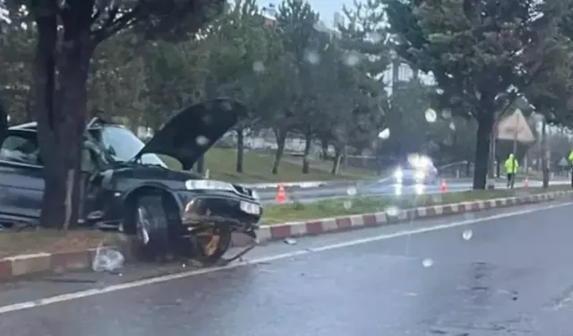 Kontrolden çıkan otomobil refüje çıktı: 2 kişi yaralandı!