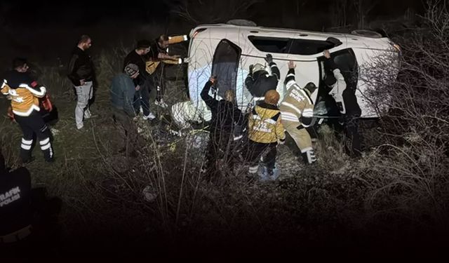 Kontrolden çıkan otomobil şarampole devrildi: Sürücü araçta sıkıştı!