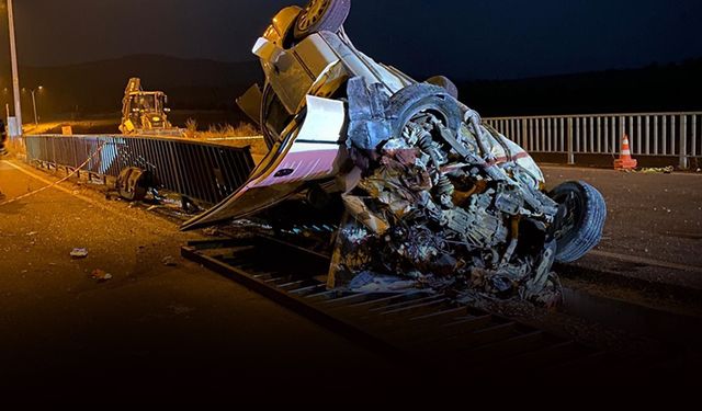 Köprü demirlerine çarpan araç hurdaya döndü: 1 ölü, 3 yaralı