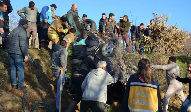 Manisa'da direğe çarpan otomobilin sürücüsü yaralandı