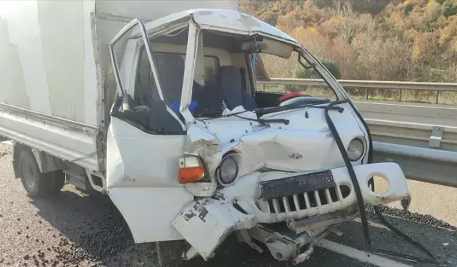 Manisa'da TIR ile kamyonet çarpıştı: 1 kişi hastanelik!