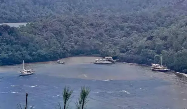 Marmaris'te fırtınada 3 gezi teknesi karaya oturdu