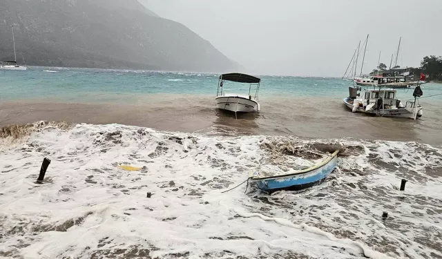 Muğla’da fırtına etkili oldu: İskeleler yıkıldı!