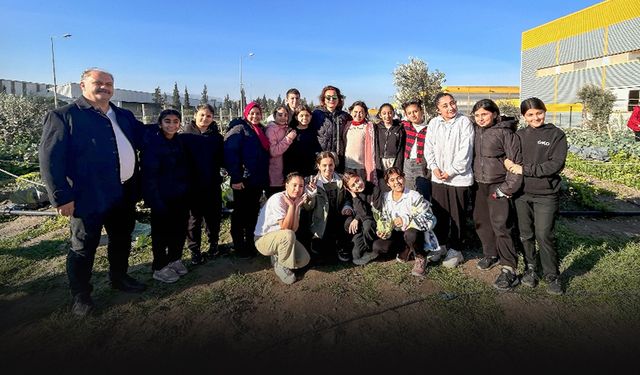 Bornova'da doğayla iç içe bir gün: Öğrenciler Kent Bostanında