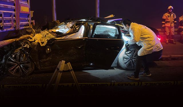 Otomobil TIR'a ok gibi saplandı: 4 kişi öldü!