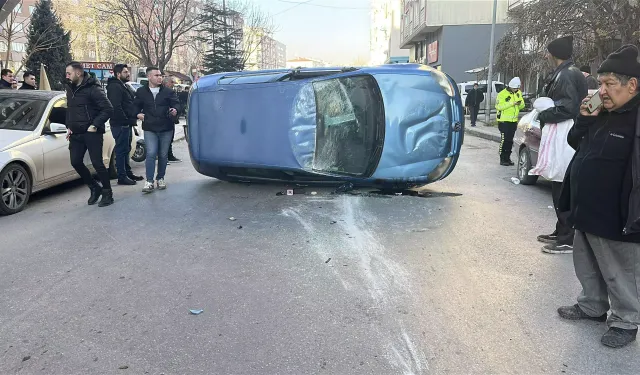 Park halindeki araçlara çarpıp takla attı: 2 kişi hastanelik