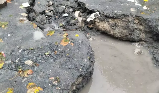 Yağışın ardından çöken yola 2 kişi ve 2 hafif ticari araç düştü