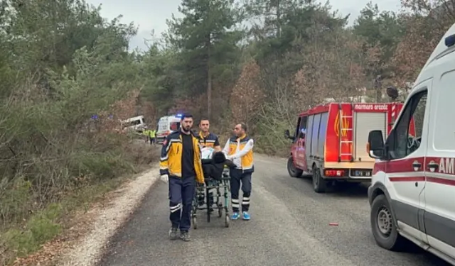 Minibüs şarampole yuvarlandı... 17 kişi yaralandı!