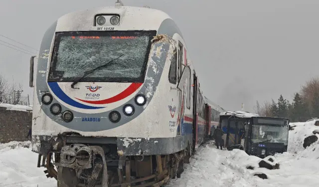Yolcu treni belediye otobüsüne çarptı: Yaralı var!