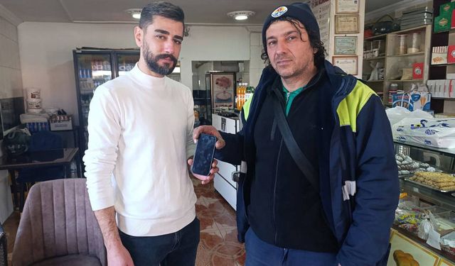 Parkta temizlik yaparken cep telefonu buldu!