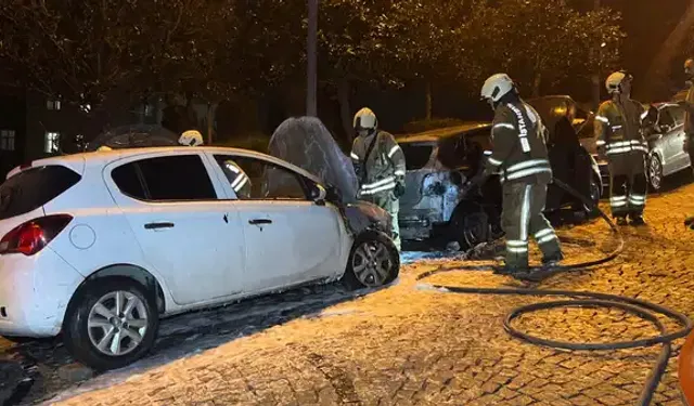 İstanbul'da yangın: 4 otomobil alev alev yandı!