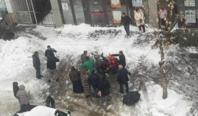 Çatıdan düşen kar kütlesi can aldı