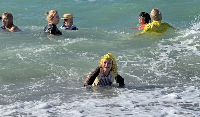 Yurdun büyük bölümünde kar teyakkuzu sürerken denize girdiler