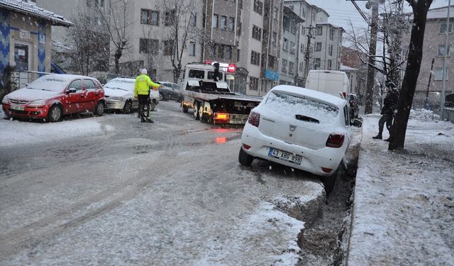 Kütahya'da çukura düşen araç çekici yardımıyla kurtarıldı